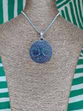 Cargar imagen en el visor de la galería, Colgante Arbol de la Vida con Serpiente Uroboros