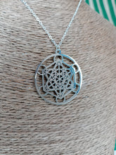 Cargar imagen en el visor de la galería, Colgante Cubo de Metatrón 3.8 cm