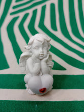 Cargar imagen en el visor de la galería, Querubin Corazon de Cristal Rojo