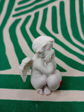 Cargar imagen en el visor de la galería, Querubin Corazon de Cristal Rojo