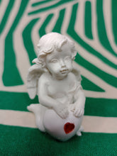 Cargar imagen en el visor de la galería, Querubin Corazon de Cristal Rojo