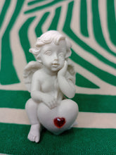 Cargar imagen en el visor de la galería, Querubin Corazon de Cristal Rojo