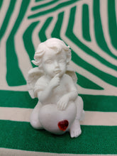 Cargar imagen en el visor de la galería, Querubin Corazon de Cristal Rojo