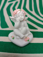 Cargar imagen en el visor de la galería, Querubin sentado con Rosas