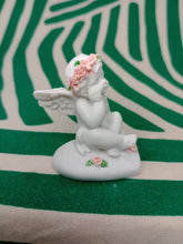 Cargar imagen en el visor de la galería, Querubin sentado con Rosas