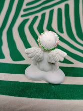 Cargar imagen en el visor de la galería, Querubin sentado con Rosas