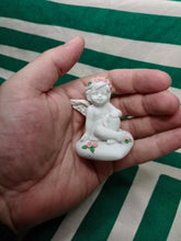 Cargar imagen en el visor de la galería, Querubin sentado con Rosas