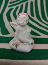 Cargar imagen en el visor de la galería, Querubin sentado con Rosas