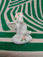 Cargar imagen en el visor de la galería, Querubin sentado con Rosas