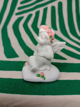 Cargar imagen en el visor de la galería, Querubin sentado con Rosas