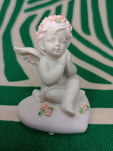 Cargar imagen en el visor de la galería, Querubin sentado con Rosas