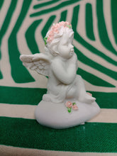 Cargar imagen en el visor de la galería, Querubin sentado con Rosas