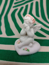 Cargar imagen en el visor de la galería, Querubin sentado con Rosas