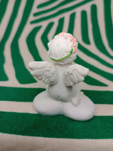 Cargar imagen en el visor de la galería, Querubin sentado con Rosas