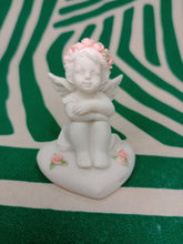 Cargar imagen en el visor de la galería, Querubin sentado con Rosas