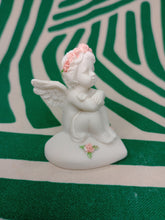 Cargar imagen en el visor de la galería, Querubin sentado con Rosas