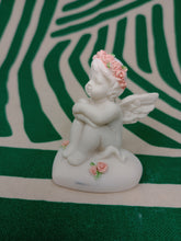 Cargar imagen en el visor de la galería, Querubin sentado con Rosas