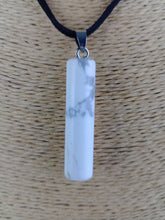 Cargar imagen en el visor de la galería, Colgante Cilíndrico Howlita Mod 3