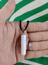 Cargar imagen en el visor de la galería, Colgante Cilíndrico Howlita Mod 3