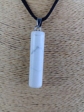 Cargar imagen en el visor de la galería, Colgante Cilíndrico Howlita Mod 4
