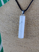 Cargar imagen en el visor de la galería, Colgante Cilíndrico Howlita Mod 4