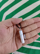 Cargar imagen en el visor de la galería, Colgante Cilíndrico Howlita Mod 4