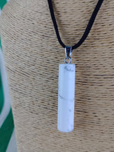 Cargar imagen en el visor de la galería, Colgante Cilíndrico Howlita Mod 1