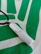Cargar imagen en el visor de la galería, Colgante Cilíndrico Howlita Mod 1
