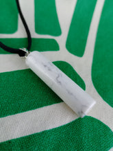 Cargar imagen en el visor de la galería, Colgante Cilíndrico Howlita Mod 1