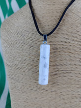 Cargar imagen en el visor de la galería, Colgante Cilíndrico Howlita Mod 2