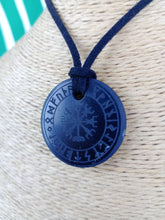 Cargar imagen en el visor de la galería, Colgante Shunguita Circulo Runas Talladas