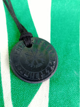 Cargar imagen en el visor de la galería, Colgante Shunguita Circulo Runas Talladas