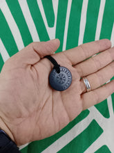 Cargar imagen en el visor de la galería, Colgante Shunguita Circulo Runas Talladas