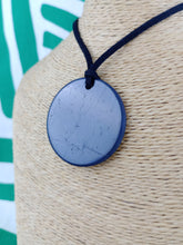 Cargar imagen en el visor de la galería, Colgante Shunguita / Shunguita Circulo 5 cm