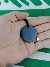 Cargar imagen en el visor de la galería, Colgante Shunguita / Shunguita Circulo 5 cm