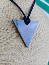 Cargar imagen en el visor de la galería, Colgante Shunguita Triangulo Femenino