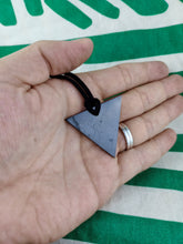 Cargar imagen en el visor de la galería, Colgante Shunguita Triangulo Femenino