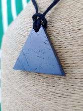 Cargar imagen en el visor de la galería, Colgante Shunguita Triangulo Masculino