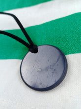 Cargar imagen en el visor de la galería, Colgante Shunguita / Shunguita Circulo 3 cm
