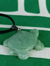 Cargar imagen en el visor de la galería, Colgante Tortuga Aventurina