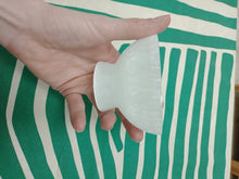 Cargar imagen en el visor de la galería, Cuenco Con Pie de Selenita
