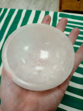 Cargar imagen en el visor de la galería, Cuenco Con Pie de Selenita
