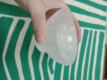 Cargar imagen en el visor de la galería, Cuenco Con Pie de Selenita
