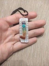 Cargar imagen en el visor de la galería, Colgante Selenita Chakras
