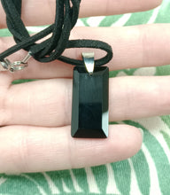 Cargar imagen en el visor de la galería, Colgante Obsidiana Negra Rectangular Tallada
