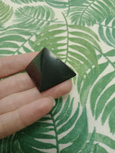 Cargar imagen en el visor de la galería, Shunguita Piramide 3,5 cm
