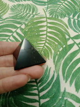 Cargar imagen en el visor de la galería, Shunguita Piramide 3,5 cm
