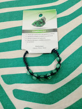 Cargar imagen en el visor de la galería, Pulsera Macrame de Esmeralda 8 mm
