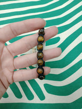 Cargar imagen en el visor de la galería, Pulsera Macrame de Ojo de Tigre 8 mm
