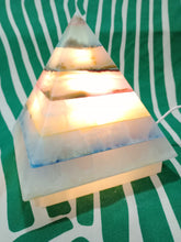 Cargar imagen en el visor de la galería, Lampara Onix Piramide Mod 2
